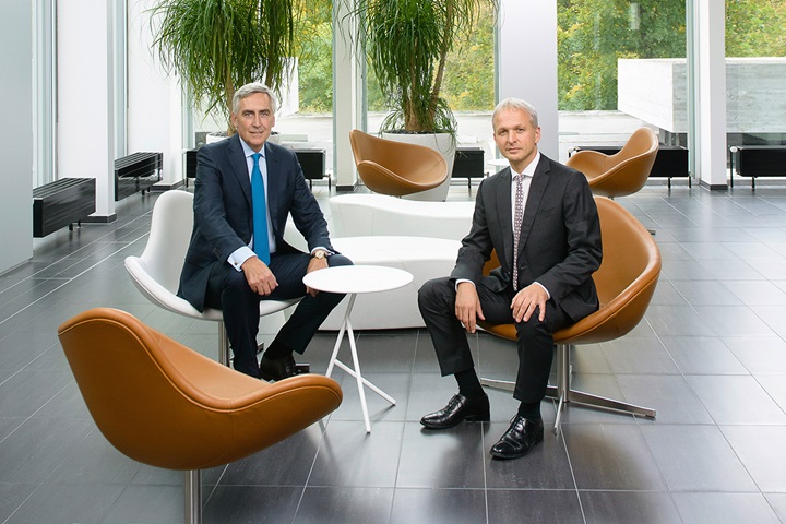 Peter Löscher, Chairman of the Board of Directors, and Greg Poux-Guillaume, CEO sitting in the lobby of Sulzer's headquarters