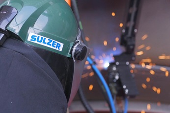 Sulzer employee at overlay welding 