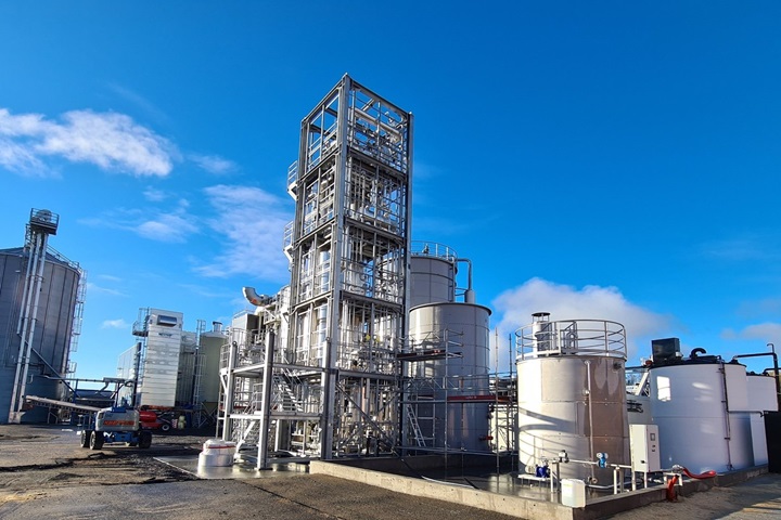 Separation unit for methanol and furfural processing