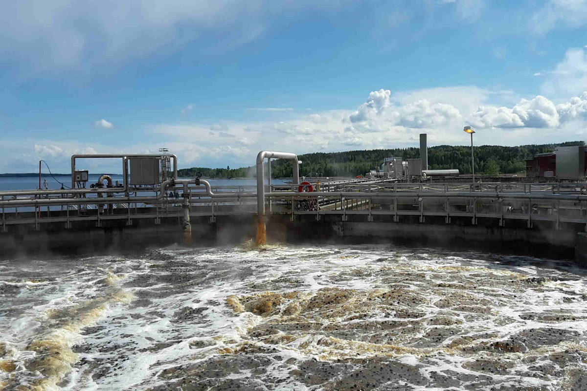 Wastewater treatment in a paper mill