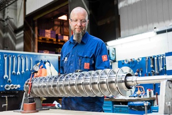Man installing hpp-shaft