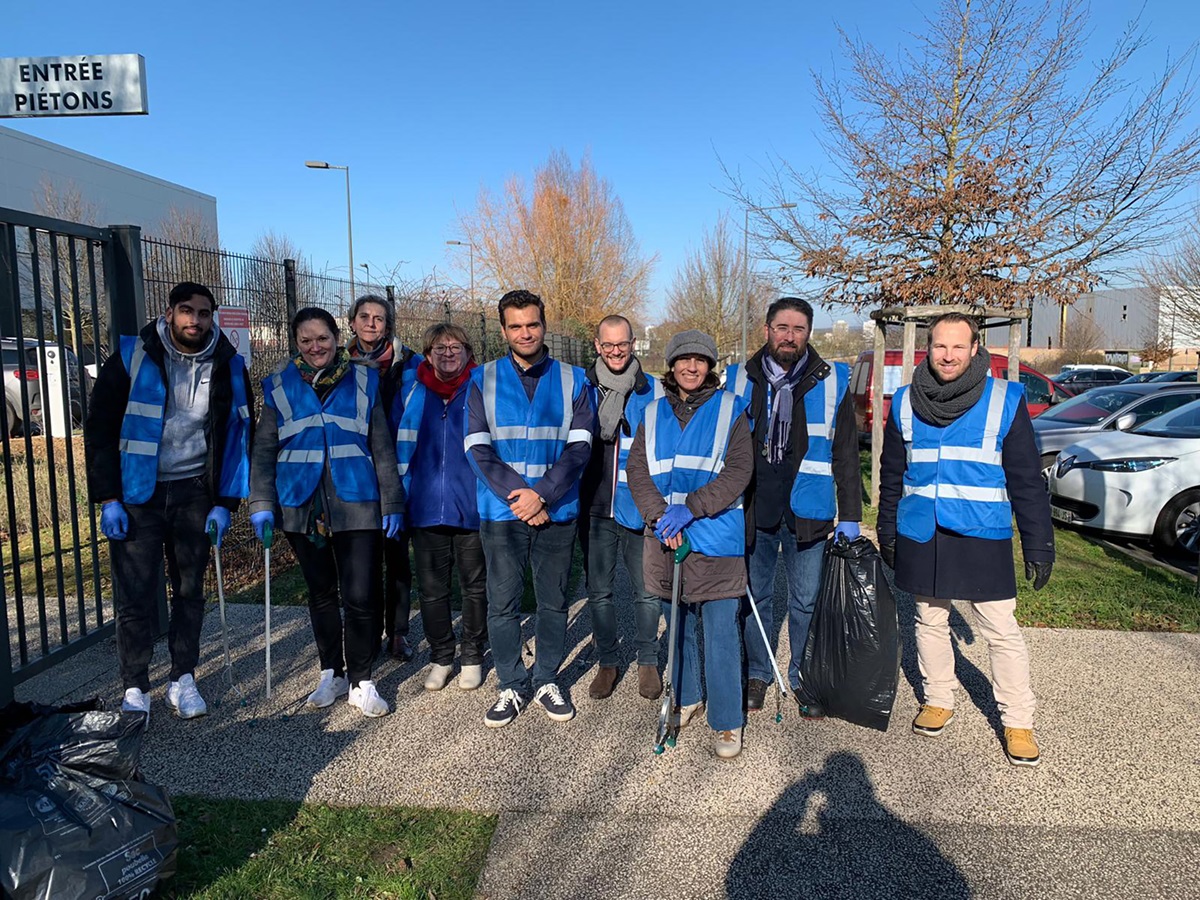 Sulzer employees with collected rubbish from their walk
