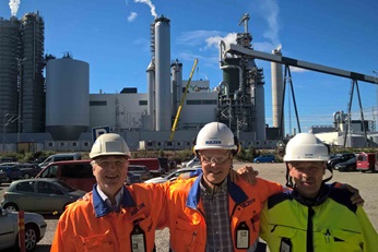 Sulzer’s specialists in front of the bioproduct mill construction site in Äänekoski, Finland