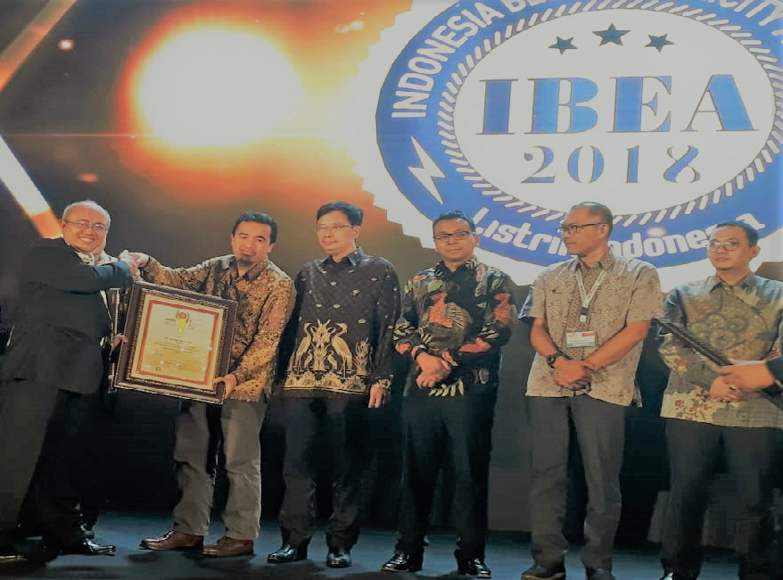 PT. Sulzer Indonesia winning 'The Best Mechanical Electrical Contractor' at IBEA 2018.
