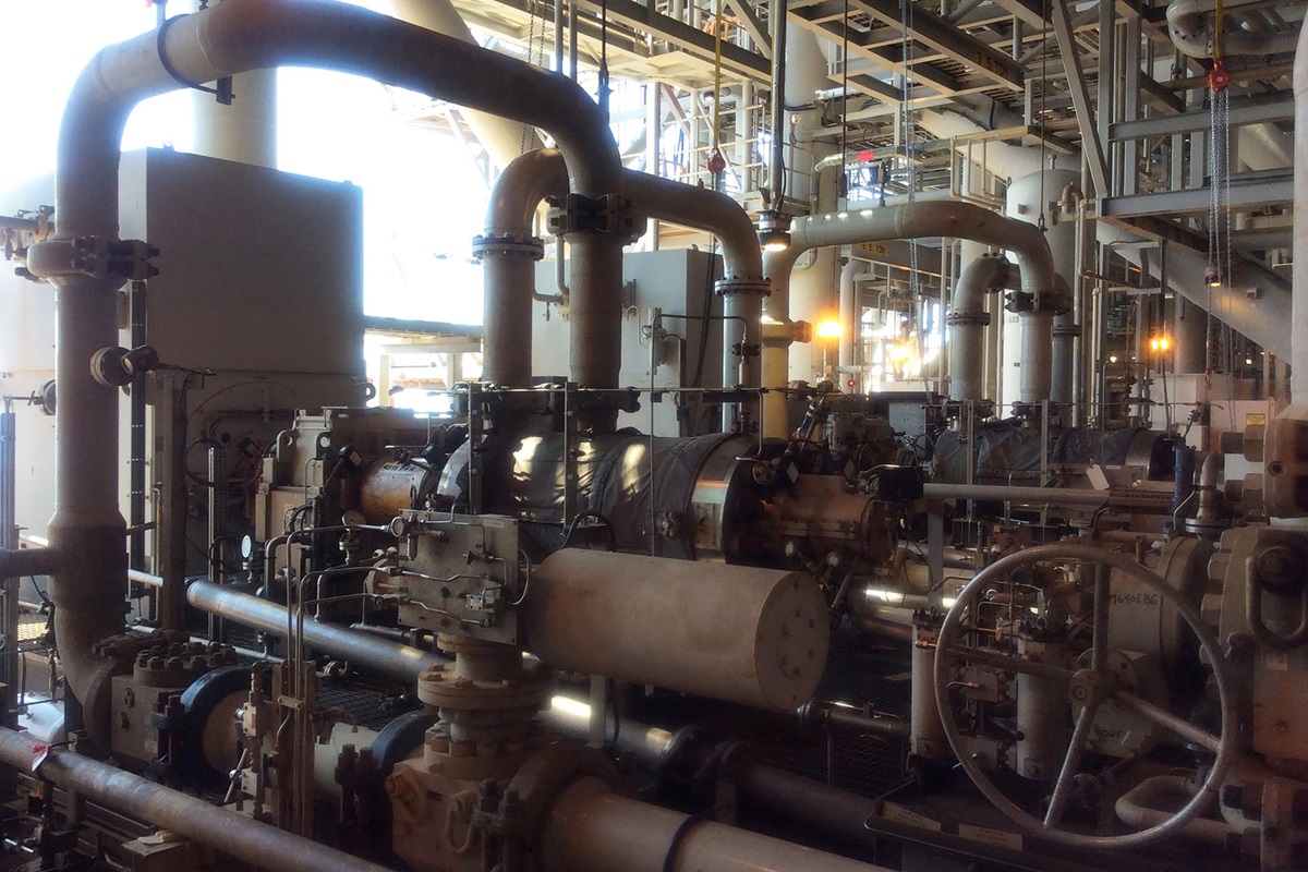 Repairing a water injection pump in a offshore platform