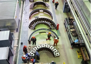Specialists assembling combustor.