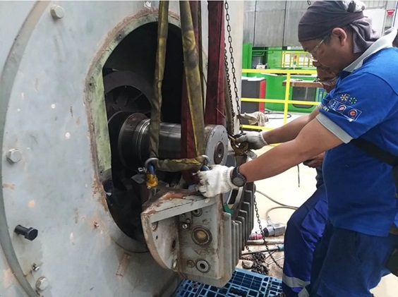 Slip ring end bearing housing removal