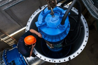 Installation of a vertical submersible propeller pump from Sulzer in a steel riser pipe in size DN 1600