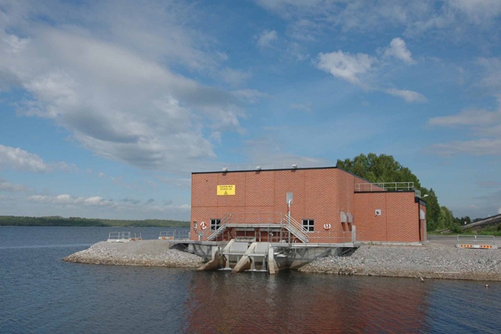 Pump station with sump inlet