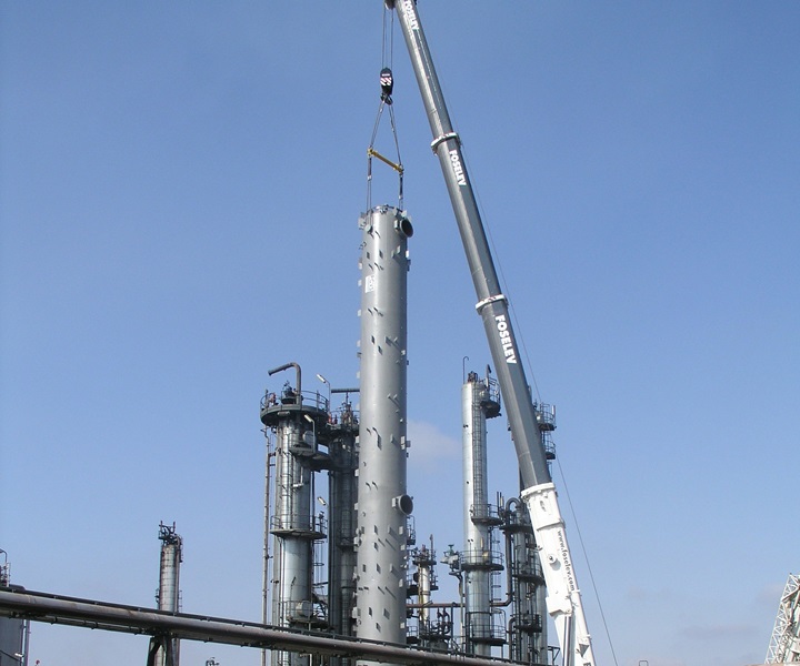 Installing a Sulzer device at customer mill with crane