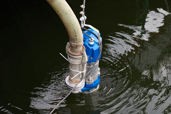 Submersible sludge pump XJS pumping  water away