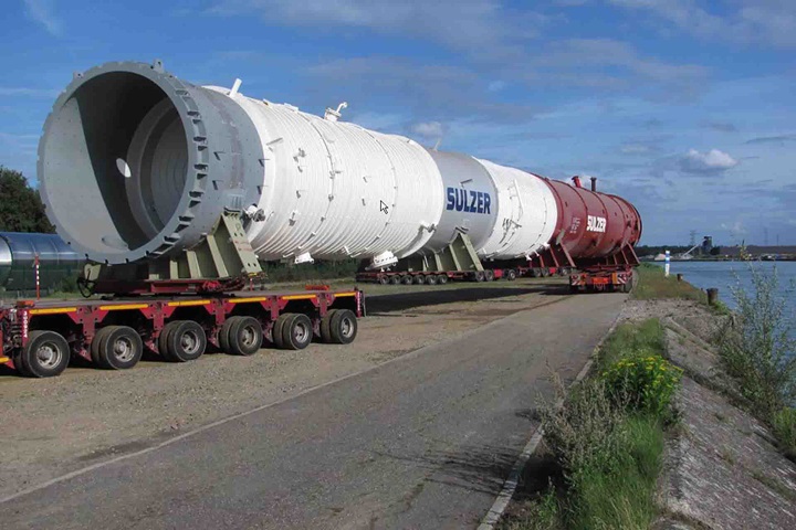 Transport of large parts for a cystallization installation on trucks