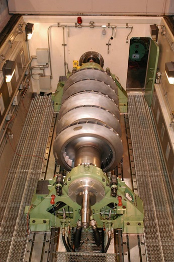 High-speed balancing of a compressor rotor
