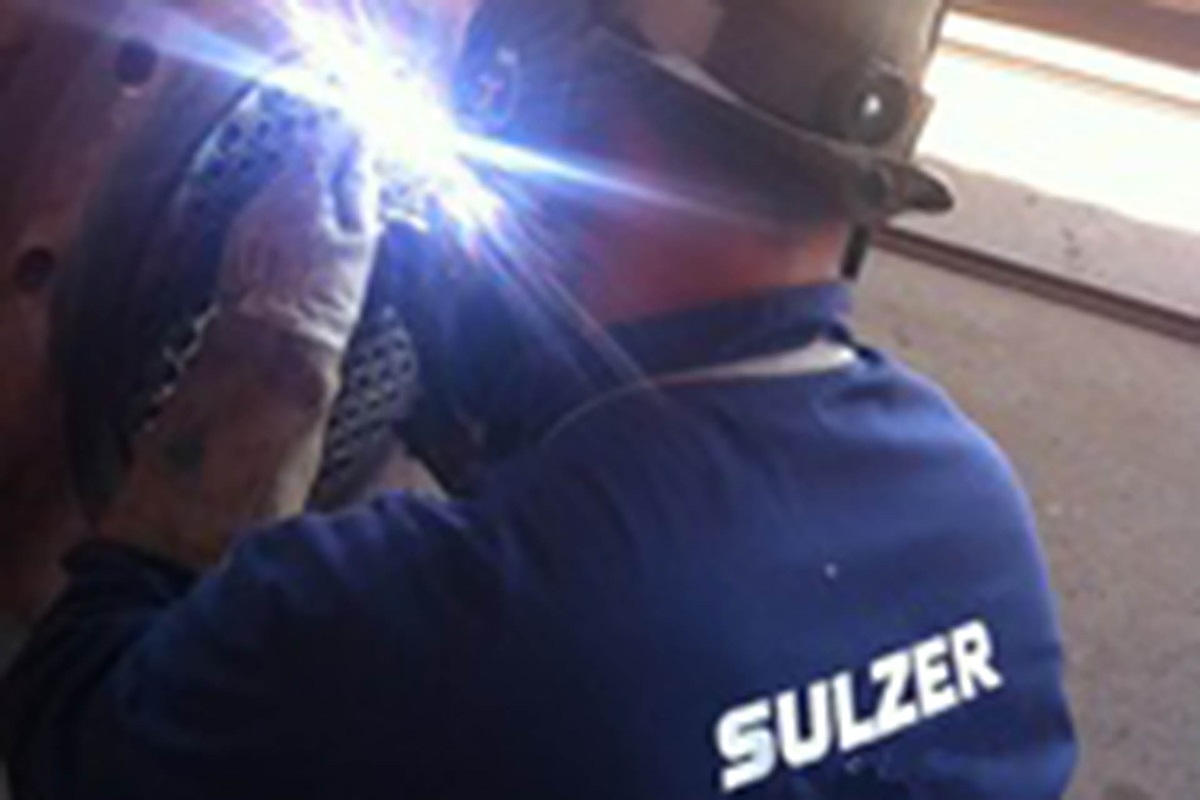 Sulzer employee repairing a heat exchanger