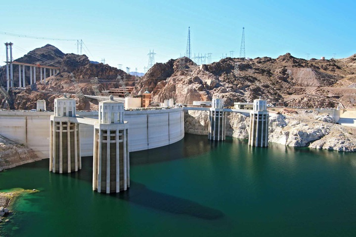 Hydroelectric dam with intake towers​