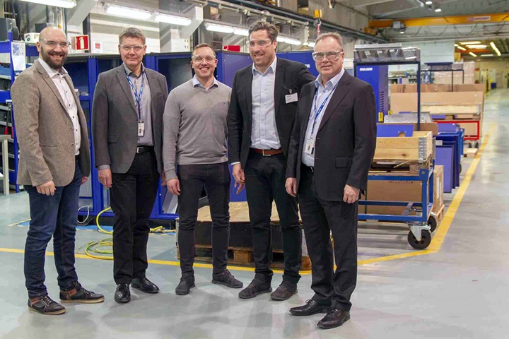 The contracting parties on tour in Sulzer’s pump factory in Karhula, Finland