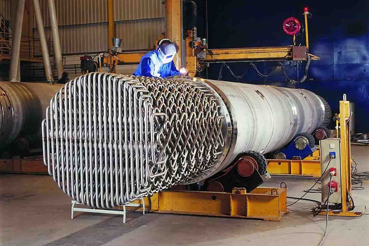 Tube bundle of a Sulzer SMR heat exchanger with employee welding