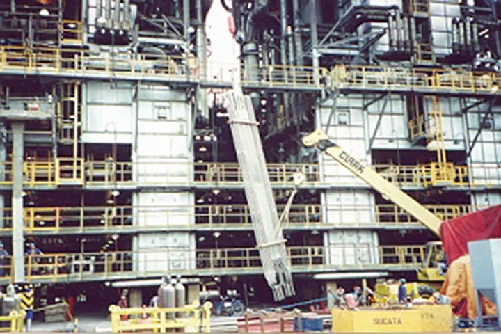 Sulzer Tower Field Service employees at work at customer's site