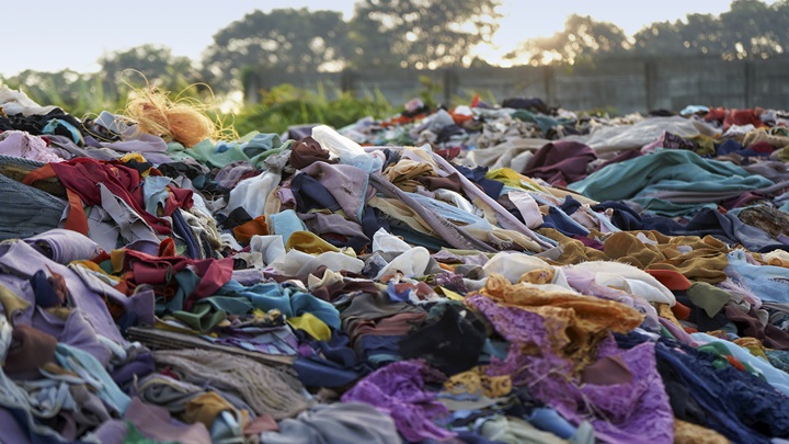 Textilien auf der Mülldeponie