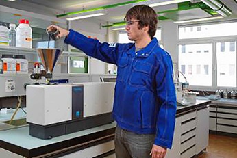 Sulzer employee in the polymer pilot center at a test unit