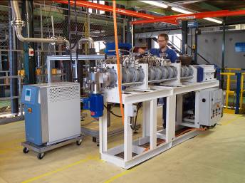 Sulzer employee in the polymer pilot center at a test unit
