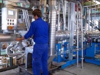 Sulzer employee in the polymer pilot center at a test unit