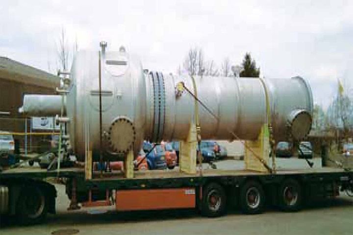 Truck on the road with a part of a liquid-liquid extraction column