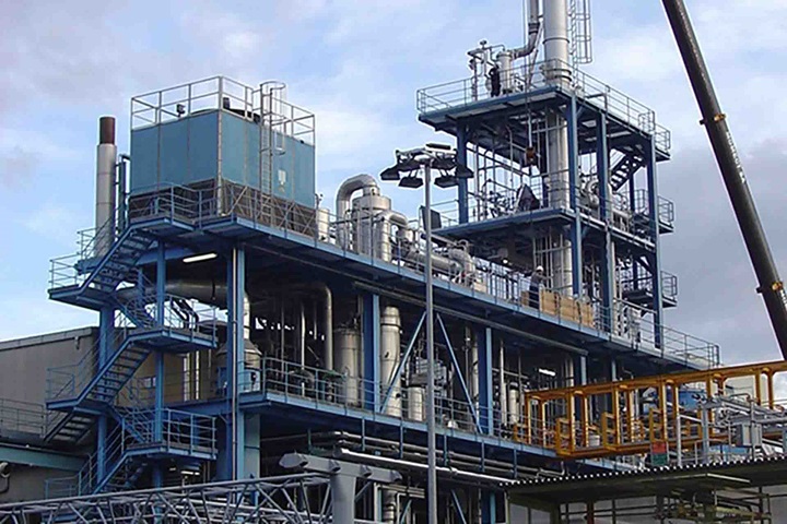 Production plant with distillation colums