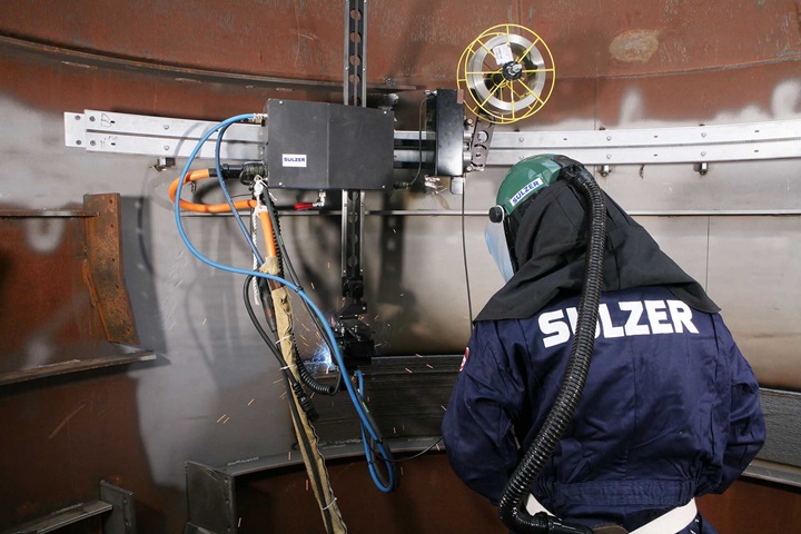 Sulzer employee at welding installation