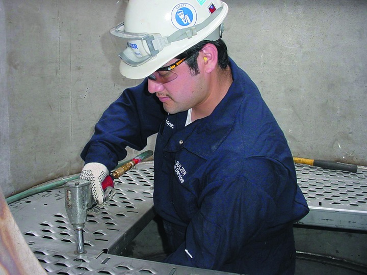 Three Sulzer Tower Field Service employees at work