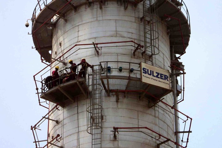 Sulzer Tower Field Service employees working 