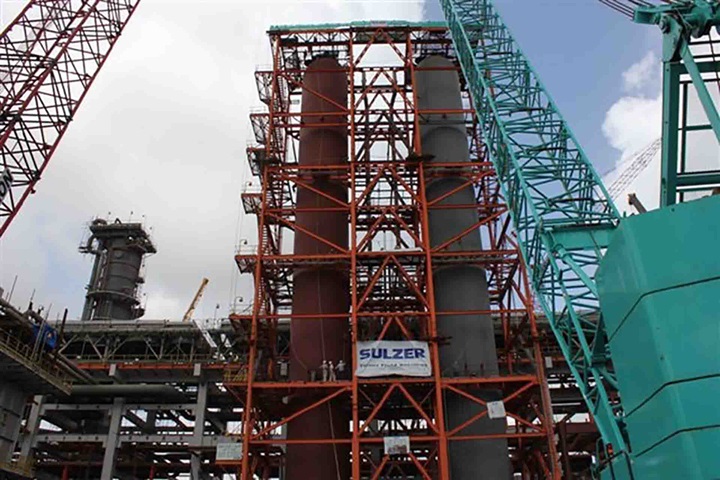 Sulzer Tower Field Service employees at work at customer's site