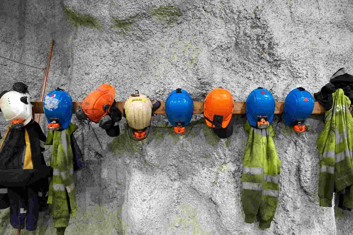 Dewatering in mine helmets