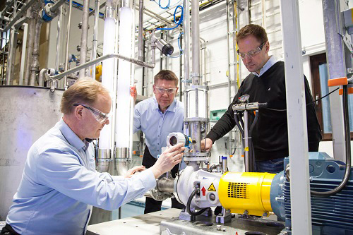 Three Sulzer experts demontrating how the demo loop works