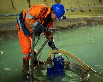 Technician installs XJ submersible drainage pump
