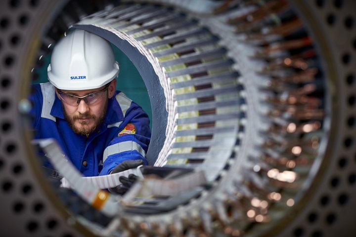 Sulzer engineer reparing a turbine