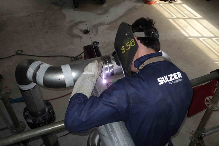 Sulzer Tower Field Service employee welding a pipe