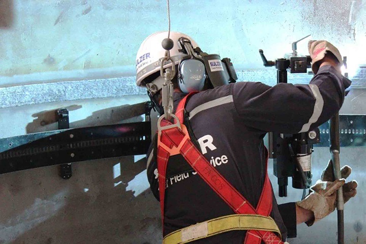 Sulzer employee from Tower Field Service at work
